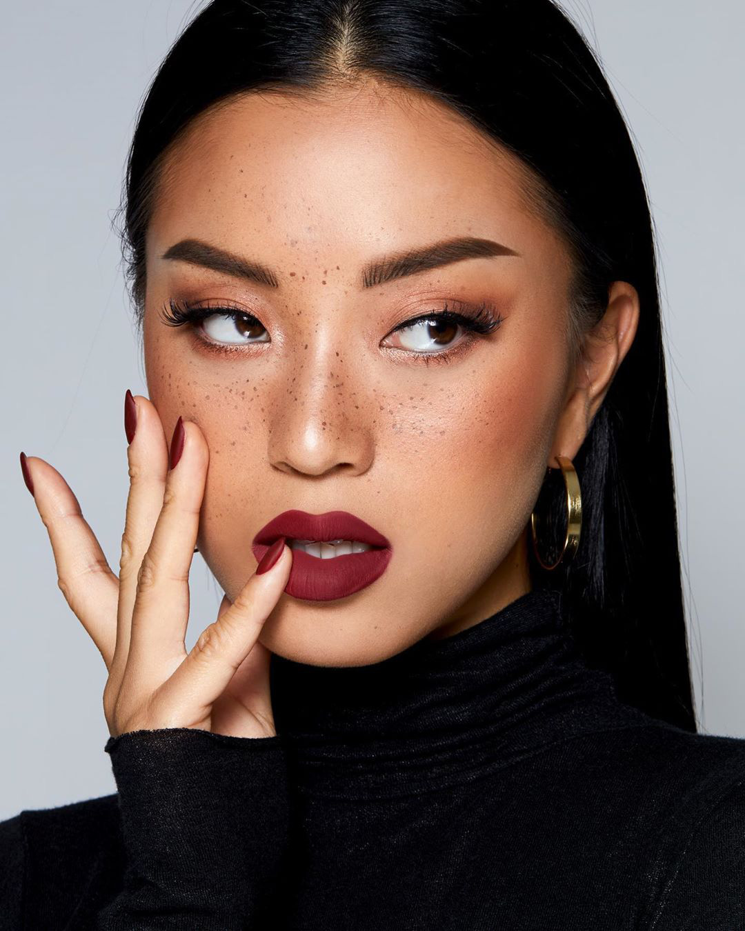 Son môi màu đỏ rượu vang giúp tôn lên vẻ đẹp quyến rũ và sang trọng cho các nàng