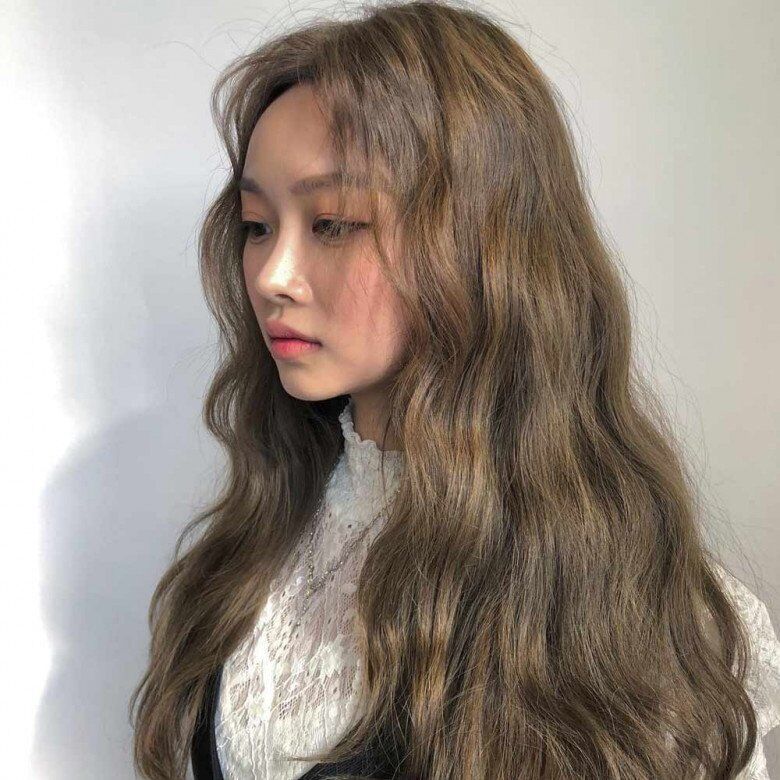 Thay đổi một điểm trên mái tóc sẽ khiến bạn trẻ ra 5 tuổi, lưu ngay nếu muốn "hack" vẻ ngoài chỉ tốn 30 phút - 1