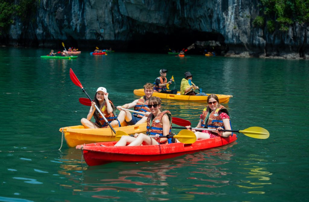 hoat-dong-cheo-thuyen-kayak-vinh-ha-long