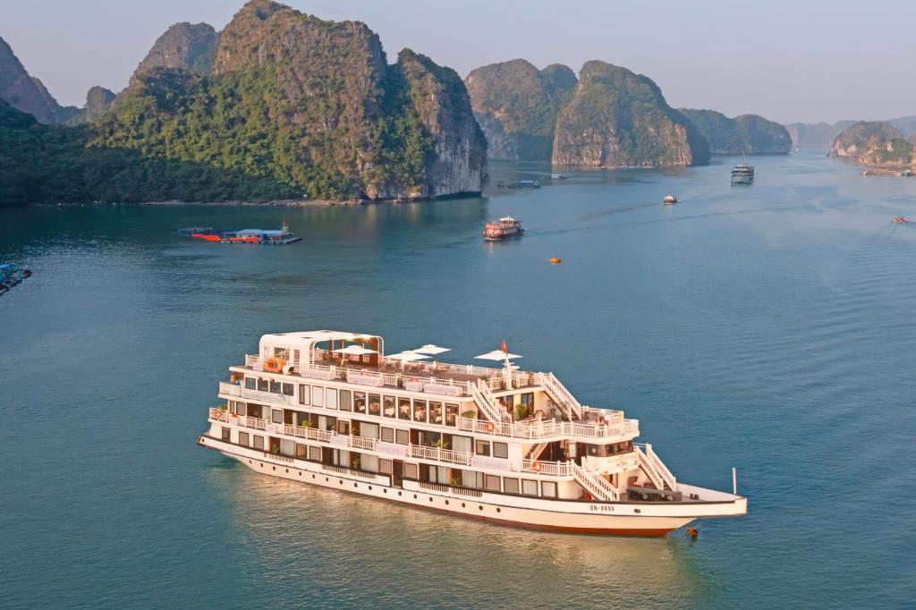 du-thuyen-ha-long-hang-sang