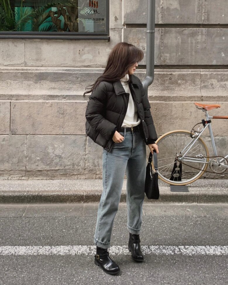 Áo phao đen mix cùng áo len màu trắng đơn giản bên trong làm bừng sáng diện mạo tổng thể, mang đến sức sống cho mùa đông. Toàn bộ trang phục gọn gàng và hấp dẫn, thời trang và bắt mắt.