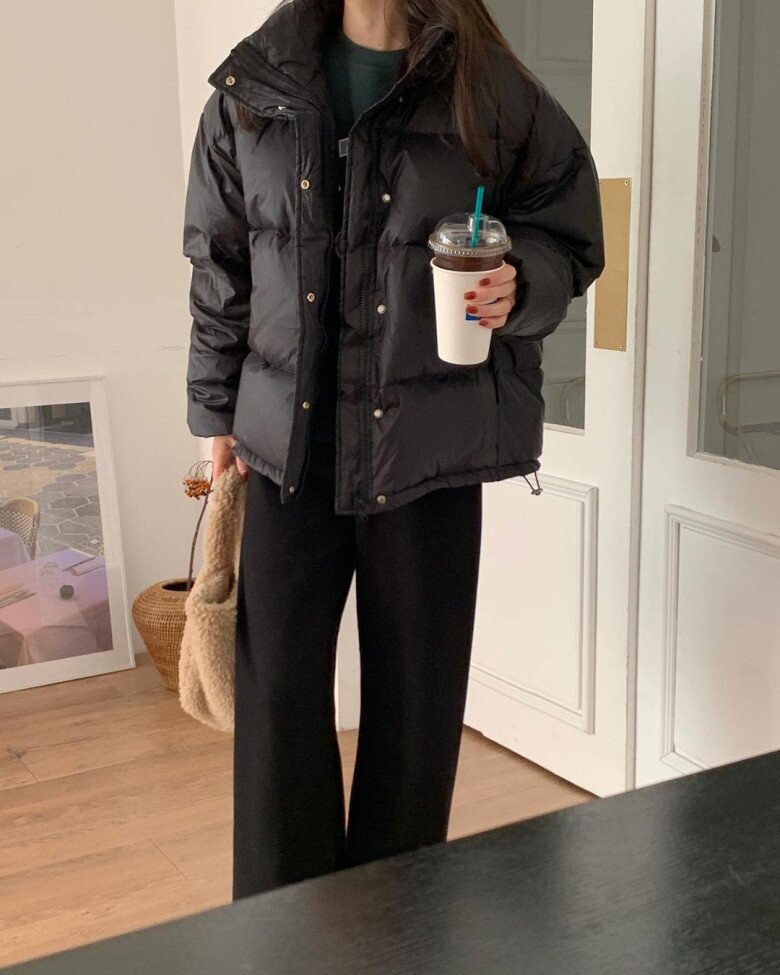 Một set đồ đen sẽ bớt nhàm chán nhờ chiếc túi xách màu nâu cơ bản.