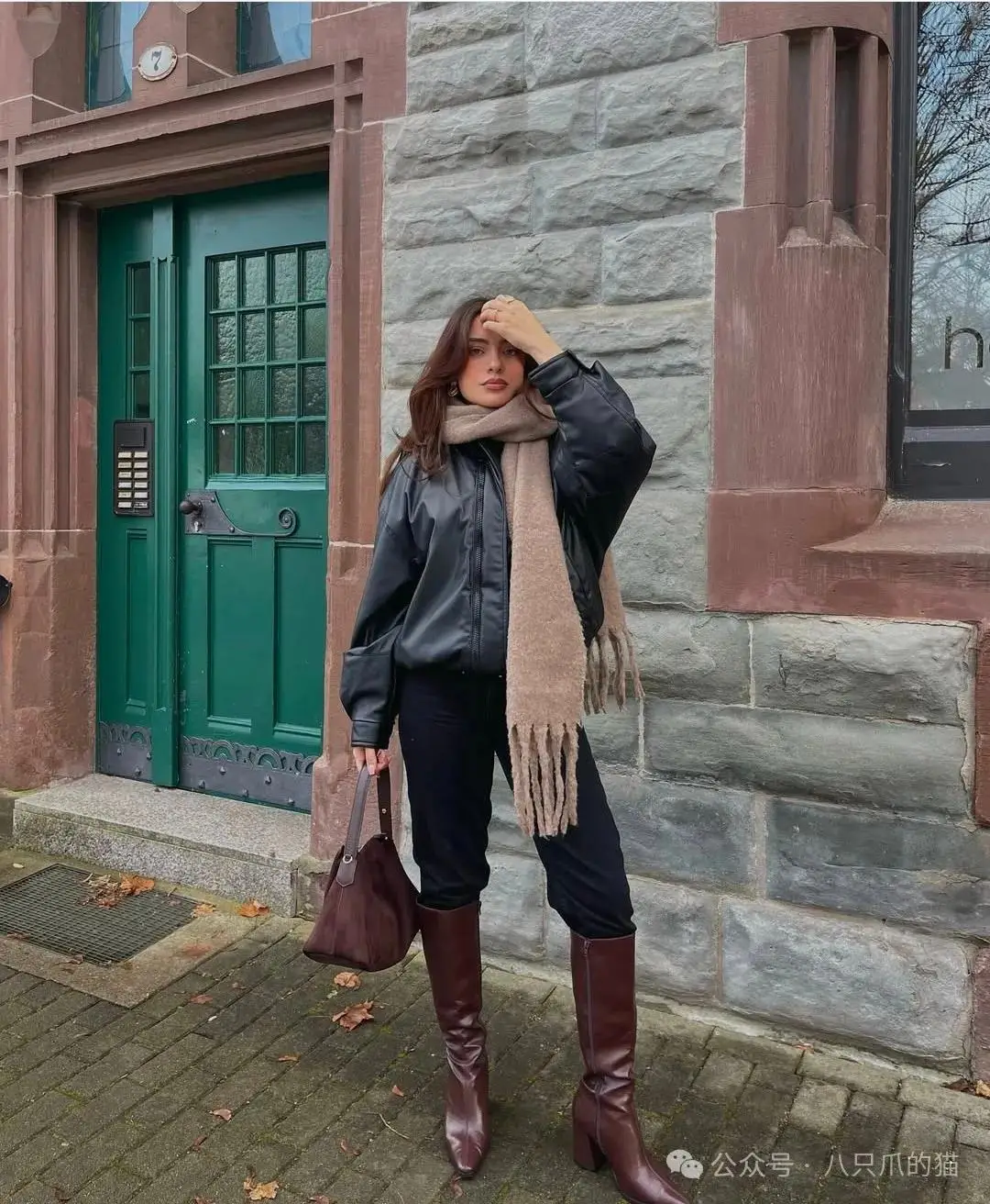 Áo khoác da với quần đen cùng đôi bốt da đỏ trầm và túi xách cùng màu tạo nên vẻ ngoài sành điệu và cá tính.