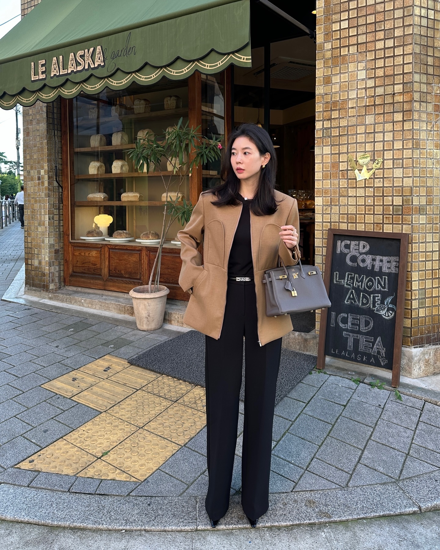 Xây dựng phong cách công sở tối giản với 5 món đồ siêu sang- Ảnh 4. Xây dựng phong cách công sở tối giản với 5 món đồ siêu sang- Ảnh 4.