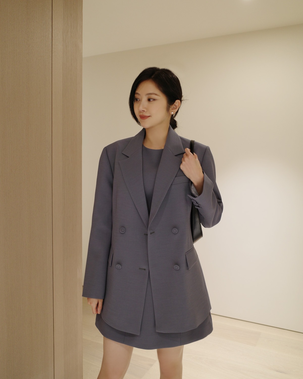 Xây dựng phong cách công sở tối giản với 5 món đồ siêu sang- Ảnh 10. Xây dựng phong cách công sở tối giản với 5 món đồ siêu sang- Ảnh 10.